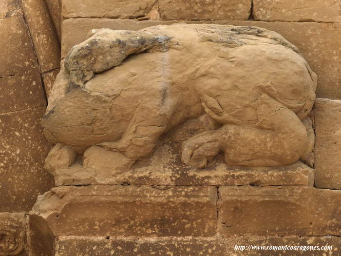 CUERPO DE FELINO GUARDIAN DEL ACCESO AL TEMPLO